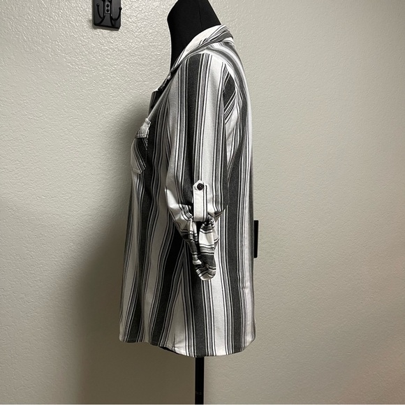 Eden & Olivia Grey and White Striped Buttoned Down Quarter Sleeve Top Medium - Picture 5 of 8